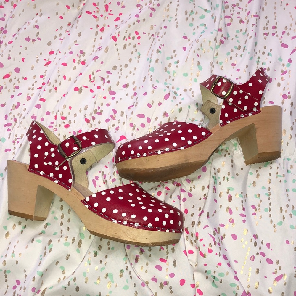 Cape Clogs